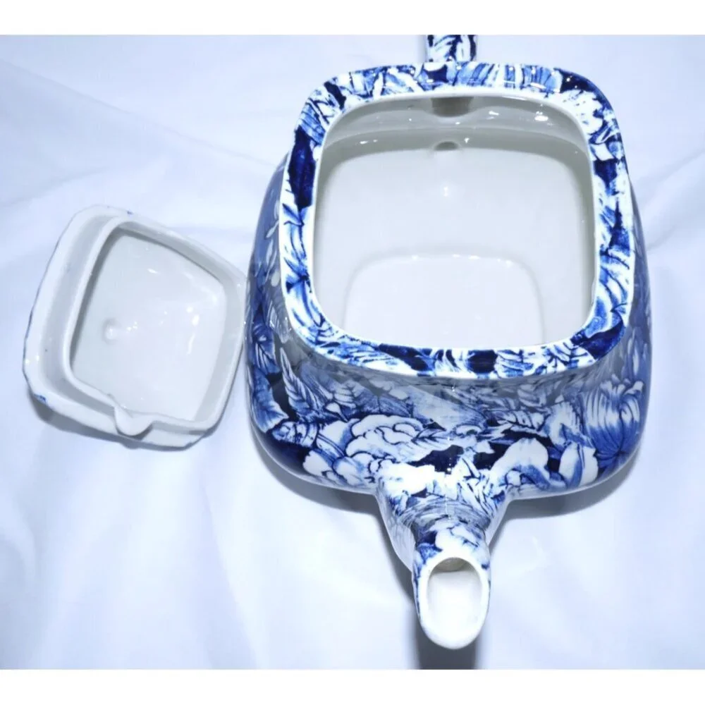 CHURCHILL Staffordshire England cobalt blue & white tea pot 7.5